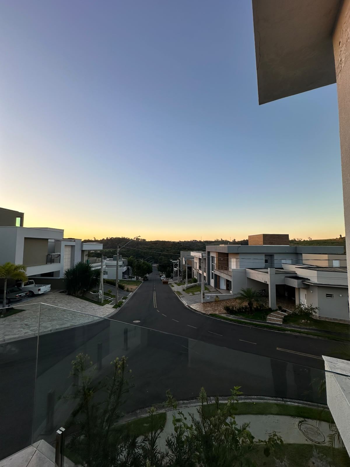 Vista do condomínio ao pôr do sol, vista do andar de cima